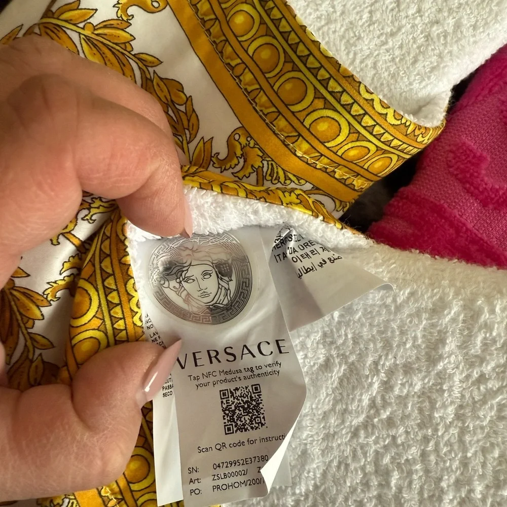 Versace I Baroque Robe and Matching Slippers - Picture 3 of 10